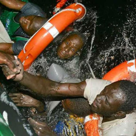 Inmigrantes rescatados de una patera en las costas de Almería
