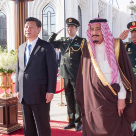El rey Salman junto al presidente de China, Xi Jinping, durante una ceremonia de bienvenida en Riad. REUTERS
