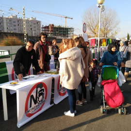 Miembros de la plataforma Chance.org recogen firmas en Monzón para evitar la instalación de la incineradora