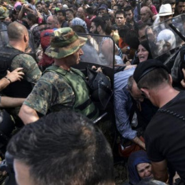 Tensión entre policía e inmigrantes en la frontera entre Grecia y Macedonia. EFE