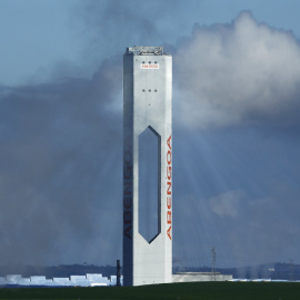 Torre de la planta solar Solúcar, de Abengoa, en la localidad sevillana de Sanlucar la Mayor. REUTERS/Marcelo del Pozo