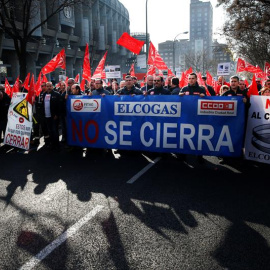 Manifestación de trabajadores de la central térmica Elcogas de Puertollano desde el Santiago Bernabéu a la sede del Ministerio de Industria para pedir explicaciones por el rechazo de este departamento ministerial al plan de viabilidad que p