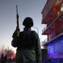 Un soldado monta guardia en el lugar donde fue perpetrado un atentado suicida cerca de la embajada de Rusia en Kabul el pasado 20 de enero. EFE