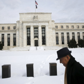 Un hombre camina por la nieve caida con el último temporal en EEUU, frente al edificio de la Reserva Federal en Washington. REUTERS/Jonathan Ernst