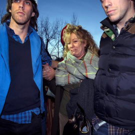 La exalcaldesa de Marbella María Soledad Yagüe acompañada por familiares a su entrada a la cárcel de Alhaurín de la Torre. EFE/Jorge Zapata.