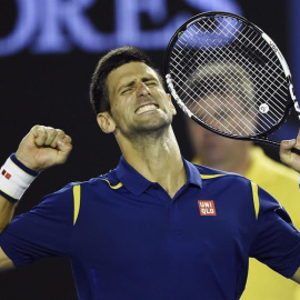 El tenista serbio Novak Djokovic celebra su victoria por 6-1, 6-2, 3-6 y 6-3 ante el suizo Roger Federer. /EFE