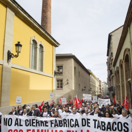Un millar de personas se han manifestado por las calles de Logroño para reclamar que no se cierre la planta que la tabaquera Altadis tiene en Agoncillo (La Rioja). EFE/Raquel Manzanares