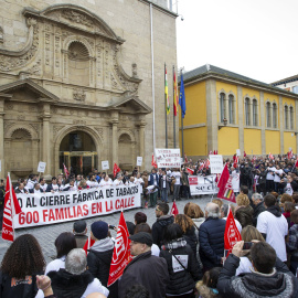 Un millar de personas se han manifestado por las calles de Logroño para reclamar que no se cierre la planta que la tabaquera Altadis tiene en Agoncillo (La Rioja), llegando hasta el Parlamento autómico, antigua sede que la empresa tenía hac