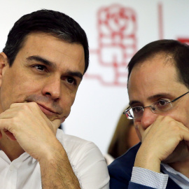 El secretario general del PSOE, Pedro Sanchez, escucha una confidencia del secretari de Organización, Cesar Luena, durante el Comité Federal del partido. REUTERS/Andrea Comas