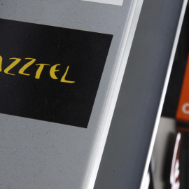 Los logos de Jazztel y de Orante, en sendas tiendas del centro de Madrid. REUTERS
