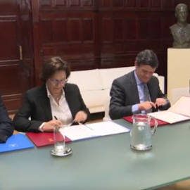 La alcaldesa de Madrid, Manuela Carmena, y el presidente de la Sociedad de Gestión de Activos Procedentes de la Reestructuración Bancaria (Sareb), Jaime Echegoyen.