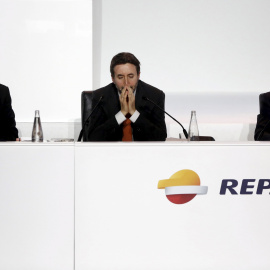 El presidente de Caixabank y de Repsol, Isidre Fainé, junto al consejero delegado de la petrolera, Josu Jon Imaz, y al presidente, Antoni Brufau, en su última junta de accionistas. REUTERS