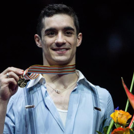 El español Javier Fernández posa con su medalla tras quedar en primer lugar en el Campeonato Europeo de Patinaje Artístico. - EFE