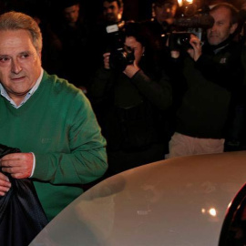 El expresidente de la Diputación de Valencia, Alfonso Rus, a su salida esta noche de la ciudad de la justicia de Valencia tras quedar en libertad provisional. / MANUEL BRUQUE (EFE)