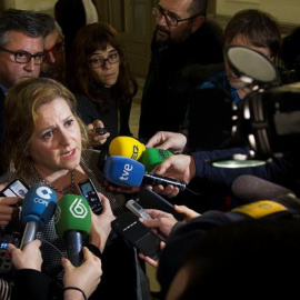 La concejal del PP el Ayuntamiento de Valencia, María Ángeles Ramón-Llin, atiende ayer a los medios. /EFE