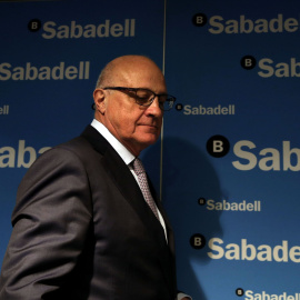 El presidente de Banco Sabadell, Josep Oliu, durante la rueda de prensa de presentacion de resultados anuales de 2015. EFE/Alberto Estévez