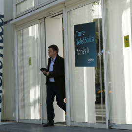 Un hombre sale del edificio de Telefónica en Barcelona. REUTERS