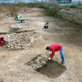 Arqueólogos trabajan en el poblado descubierto. EUROPA PRESS