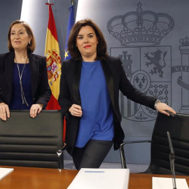 La vicepresidenta del Goberno en funciones, Soraya Sáenz de Santamaría (d) y la ministra de Fomento, Ana Pastor, momentos antes de la rueda de prensa posterior a la reunión del Consejo de Ministros. /EFE