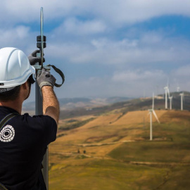 Un trabajador de Gamesa realiza operaciones de mantenimiento en un parque eólico.