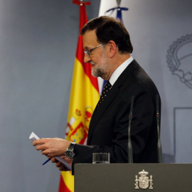 El presidente del Gobierno español en funciones, Mariano Rajoy, tras una rueda de prensa en el Palacio de la Moncloa. EFE/Ballesteros