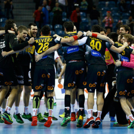 Los jugadores de la selección española de balonmano celebran su pase a la final. REUTERS/Kacper Pempel