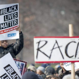 Un niño sostiene una pancarta en una protesta en Washington por las muertes de dos negros a manos de policías blancos. EFE