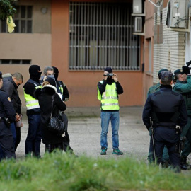 Agentes de las Fuerzas y Cuerpos de Seguridad del Estado durante el registro efectuado en la sede de la peña Indar Gorri de Osasuna.- EFE
