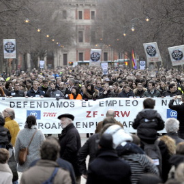 Miles de personas se han manifestado en Pamplona en apoyo a los trabajadores de la planta de ZF-TRW y en protesta por el ERE para el despido de 250 de los 620 empleados de la factoría. EFE/Villar López