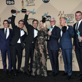 De izquierda a derecha, el elenco de 'Spotlight' con su premio del Sindicato de Actores de EEUU: Billy Crudup, Brian d'Arcy James, Mark Ruffalo, Rachael McAdams, John Slattery, Michael Keaton y Liev Schreiber. REUTERS/Mike Blake