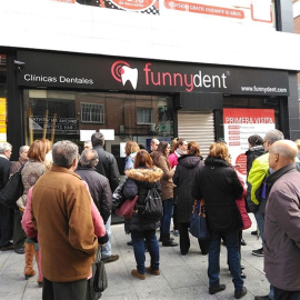 Varias personas se acercan a una de las clínicas de Funnydent./EP
