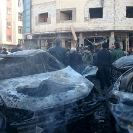 Residentes y soldados leales al presidente sirio Bashar al-Assad inspecionan la zona de los atentados yihadistas en el barrio chií de Damasco. REUTERS/Stringer