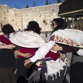 Mujeres con chales de oración cantan mientras caminan hacia la sección reservada para ellas del Muro de las Lamentaciones, en Jerusalén. EFE / EPA / JIM HOLLANDER