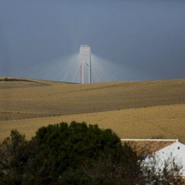 Torre de la planta solar Sólucar, de Abengoa, en Sanlucar la Mayor, cerca de Sevilla. REUTERS