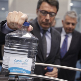 El expresidente de la Comunidad de Madrid, Ignacio González, durante una visita a la embotelladora del Canal Isabel II.-MADRID.ORG