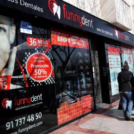 Una pareja pasa ante la clínica Funnydent de Torrejón de Ardoz, uno de los nueve centros cerrados inesperadamente por d la cadena que dispone en España de nueve clínicas siete en Madrid y dos en Cataluña. EFE