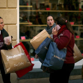 Ciudadanos durante sus compras