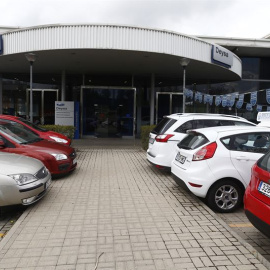 Varios turismos expuestos en un concesionario. EUROPA PRESS