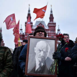 Miembros del Partido Comunista ruso durante una marcha en conmemoración del 92 aniversario de la muerte de Lenin en Moscú. - AFP