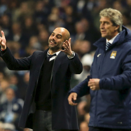 Guardiola junto a Pellegrini en un partido de Champions de la temporada pasada. /REUTERS