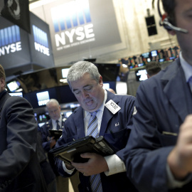 Operadores de NYSE, la bolsa de Wall Strret. REUTERS/Brendan McDermid