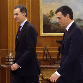 El rey Felipe VI recibe en audiencia en el Palacio de la Zarzuela al secretario general del PSOE, Pedro Sánchez, en el marco de la segunda ronda de consultas para la designación de candidato a la Presidencia del Gobierno. EFE/Chema Moya