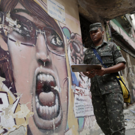 Soldados brasileños llevan a cabo una inspección para el mosquito Aedes aegypti. REUTERS