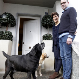 Abi Labaien (i), y Agus Arandia (d), padres de Lucía, una menor con genitales masculinos que ha cumplido 5 años, y cuyo deseo ha encontrado ahora acogida legal en un juzgado que ha autorizado su cambio de nombre en el Registro Civil por mot