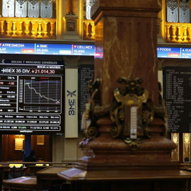 Panel que muestra en la bolsa de Madrid las variaciones del principal indicador de la Bolsa española, el IBEX 35, que perdía un 1,11 % y los 8.500 puntos en los primeros compases de una sesión en la que los mercados acusan un nuevo descenso
