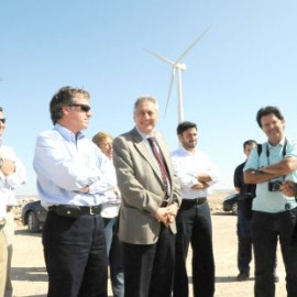 El presidente de Par y exconsejero de Industria, Arturo Aliaga, primero por la derecha, en una visita a un parque eólico.