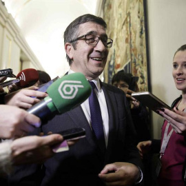 El presidente del Congreso, Patxi López, a su llegada a la reunión de la Mesa del Congreso. / EMILIO NARANJO (EFE)