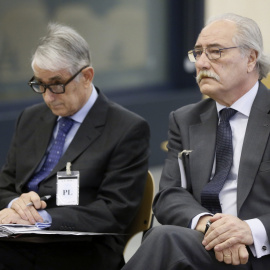 El expresidente de Caja Castilla La Mancha (CCM) Juan Pedro Hernández Moltó (d) y a el exdirector general Ildefonso Ortega (i), en el juicio en la Audiencia Nacional por la presunta maniobra contable con las que ocultaron las millonarias pé