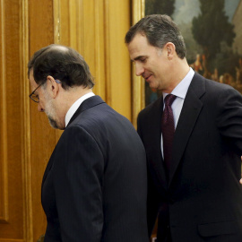 El rey Felipe VI con el presidente del Gobierno en funciones, Mariano Rajoy, posan antes de la segunda entrevista en la ronda de contactos on los líderes políticos para proponer un candidato a la investidura. REUTERS/Paco Campos