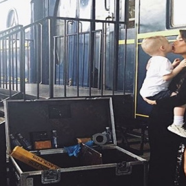 Uno de sus 'amores' acompaña a Pilar Rubio al trabajo